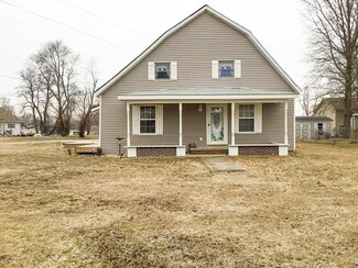 903 E Henry St, Staunton, IL 62088