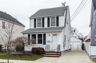 69 Princeton St Unit 2nd Fl, Williston Park, NY 11596