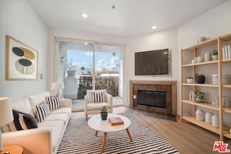 6038 Carlton Way Unit 302, Los Angeles, CA 90028