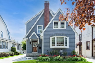 28 Willow St, Floral Park, NY 11001