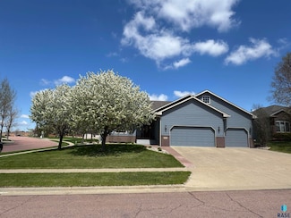 812 W Quail Creek Cir, Sioux Falls, SD 57108