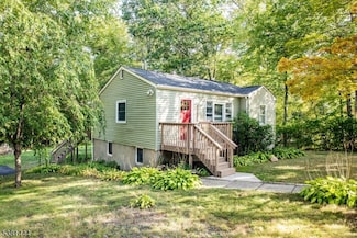 18 Millington Ave, Hewitt, NJ 07421