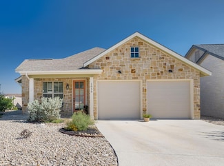 1058 Creswell Ln, Kerrville, TX 78028