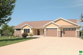 999 Sunrise Trail, Sioux Center, IA 51250