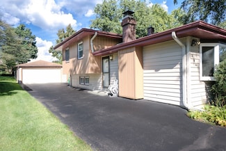 0S586 East St, Winfield, IL 60190