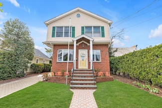 3 Hoffman Rd, New Hyde Park, NY 11040