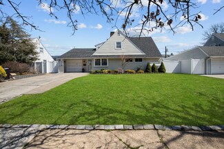 33 Chestnut Ln, Levittown, NY 11756