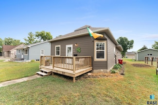 104 N 5th St, Beresford, SD 57004