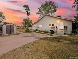 9526 Cedar Island Rd, White Lake, MI 48386