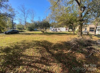 102 Wallace St, Rockingham, NC 28379