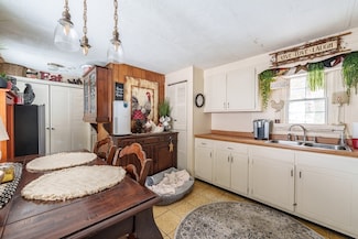 135 E Buckland Rd, Shelburne Falls, MA 01370