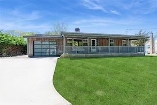 5 Mineola Ct, Hampton Bays, NY 11946