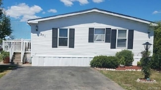 521 Applewood Dr, Lockport, NY 14094