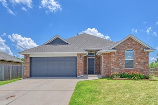 816 Lakeview Dr, Moore, OK 73160