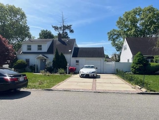 664 Bryant St, Westbury, NY 11590