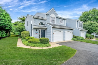32 Lakebridge Dr S, Kings Park, NY 11754