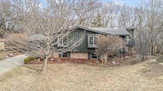 908 Woodlawn Ct, Burnsville, MN 55337