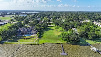105 Mockingbird Ln, Seabrook, TX 77586