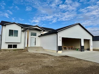 134 Mulberry Loop, Minot, ND 58703