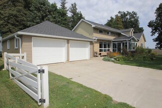 1636 W Ave, Dysart, IA 52224