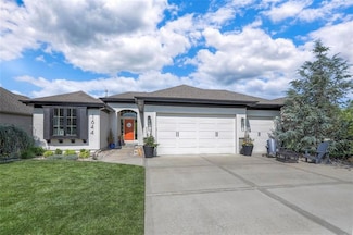 1644 NE Woodland Shores Cir, Lees Summit, MO 64086