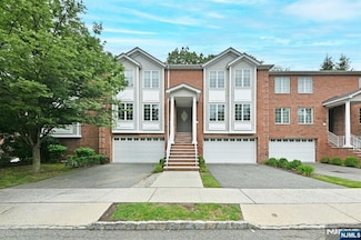 20 Skymark Ct, Upper Saddle River, NJ 07458
