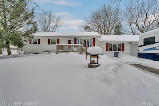 2651 Fish Lake Rd, Lapeer, MI 48446