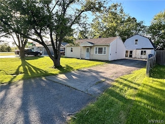 4110 Isherwood Dr, Niagara Falls, NY 14305