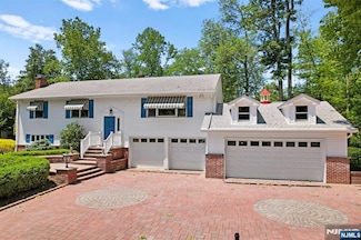 33 Tanglewood Hollow Rd, Upper Saddle River, NJ 07458