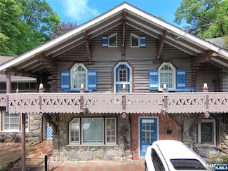 4 Woodbine Ln, Sparta, NJ 07871