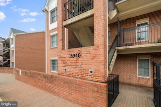 6940 Fairfax Dr Unit 200, Arlington, VA 22213