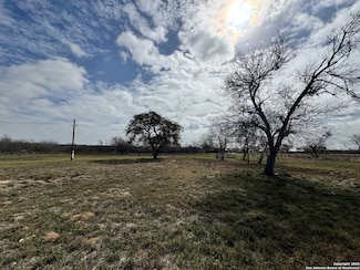 115 County Road 779, Devine, TX 78016