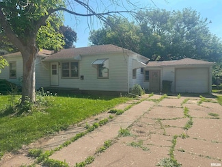 1515 Lazy Ln, Clinton, IA 52732
