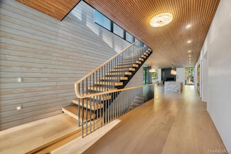 28 Watch Way, Huntington, NY 11743