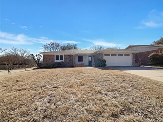 914 W Embercrest Dr, Arlington, TX 76017