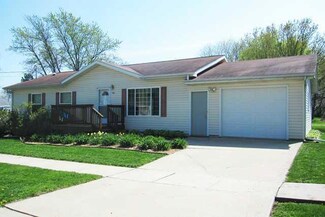 320 NW 3rd St, Earlham, IA 50072