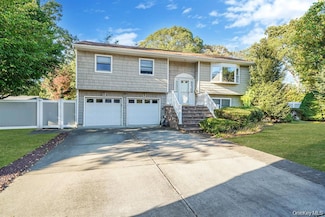 4 Zoe Ct, Bay Shore, NY 11706