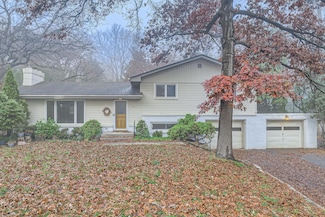 7202 Shannon Dr, Edina, MN 55439