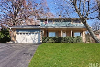 205 Lake Shore Dr, Lindenhurst, IL 60046