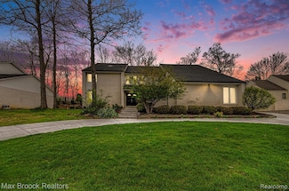 5322 Pond Bluff Dr, West Bloomfield, MI 48323