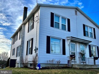 922 Broad St, Akron, PA 17501