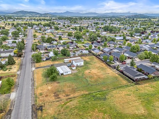 7400 Lakeview Dr, White City, OR 97503