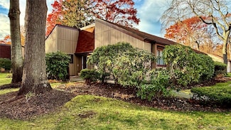 82 Strathmore Gate Dr, Stony Brook, NY 11790