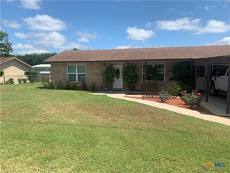 510 E 7th St, Yorktown, TX 78164