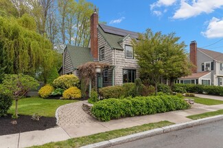 8 Sunset Rd, Salem, MA 01970