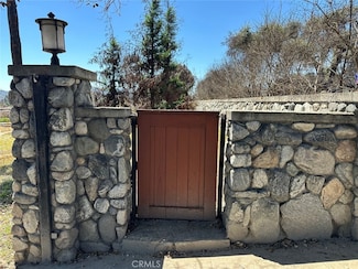 416 E Altadena Dr, Altadena, CA 91001