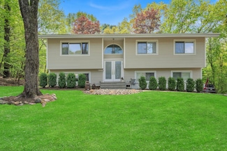 21 Dorchester Dr, Airmont, NY 10952