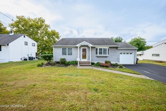 8 Parkview Dr, Hazlet, NJ 07730
