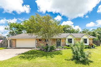 174 Creekwood Dr, Freeport, TX 77541
