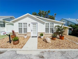 4 Braden Castle Dr, Bradenton, FL 34208